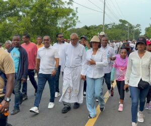 Cientos de feligreses parten desde Bayaguana hacia Higüey en tradicional peregrinación