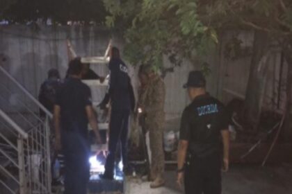 Policía y Bomberos rescatan con vida a dos hombres afectados por inhalación de sustancias químicas