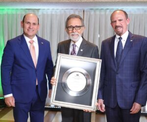 Banco Caribe homenajea a Edmundo Aja por su legado y aporte al desarrollo de la institución
