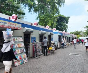 Vendedores de libros en la Duarte apuestan a la quincena para impulsar las ventas escolares