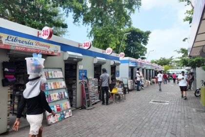 Vendedores de libros en la Duarte apuestan a la quincena para impulsar las ventas escolares