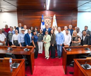 Ayuntamiento de Santiago reconoce a médicos graduados de la UASD en 1982 por sus 44 años de trayectoria