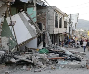 Búsqueda contrarreloj entre los escombros un día después del fuerte terremoto en Colombia