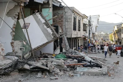 Búsqueda contrarreloj entre los escombros un día después del fuerte terremoto en Colombia