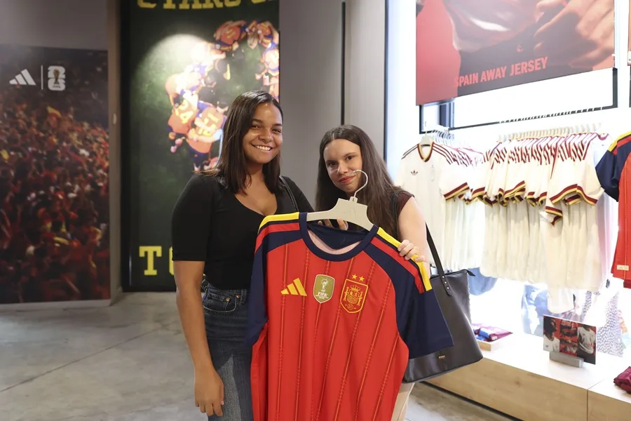 Largas colas para conseguir la nueva camiseta de España con la segunda estrella