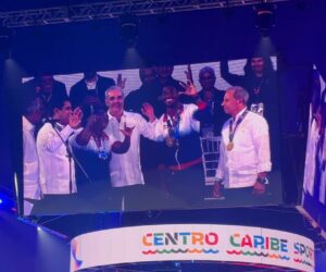 Christopher Melenciano recibe medalla especial de manos de Abinader