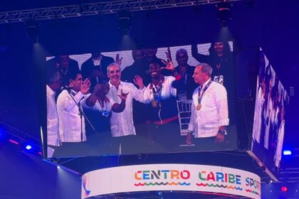Christopher Melenciano recibe medalla especial de manos de Abinader