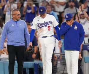 Freeman sufre aparatosa caída en el dugout rival y luego sale del juego