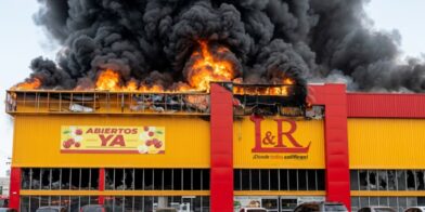 Incendio afecta tienda comercial en la autopista Las Américas