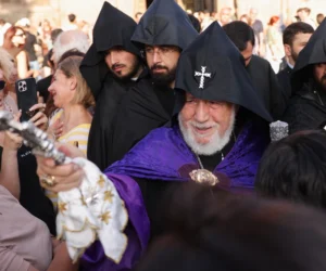 El líder de la Iglesia Apostólica de Armenia se enfrenta a un juicio en medio de una disputa con el gobierno