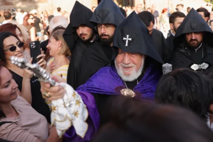 El líder de la Iglesia Apostólica de Armenia se enfrenta a un juicio en medio de una disputa con el gobierno.