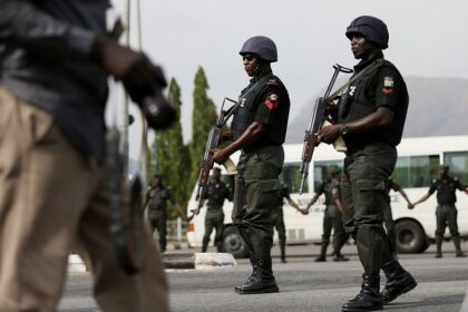 Nigeria reporta 10 policías muertos en ataque de rebeldes