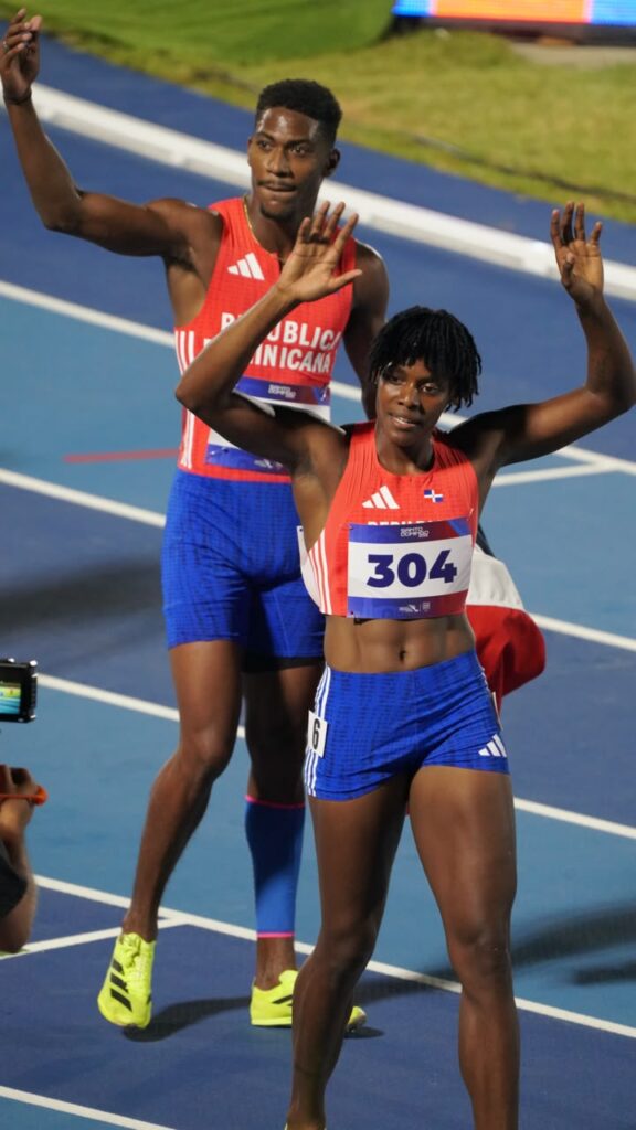 ¡República Dominicana llega en primer lugar en el relevo mixto 4×400 metros!