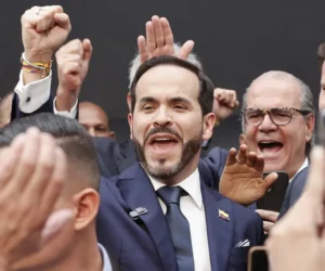 De la Espriella asume presidencia de Colombia con fuerte desafío fiscal y mejoras en empleo y pobreza
