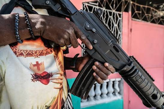 Expolicía haitiano se declara culpable en EEUU de tráfico de al menos 140 armas a Haití