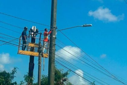 Dos personas fueron detenidas durante un operativo contra las conexiones eléctricas ilegales en el sector La Guáyiga