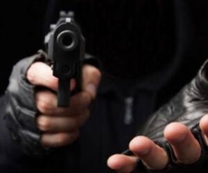 ¡A punta de pistola! Asaltan a mensajero de farmacia y le roban motor, dinero y medicamentos en Santiago