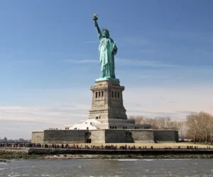 Una mujer y un bebé mueren al volcar una embarcación cerca de la Estatua de la Libertad