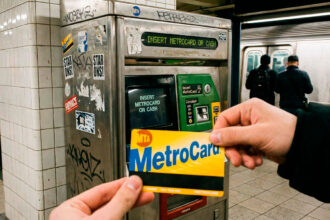 Nueva York pone a la venta las últimas máquinas de MetroCard tras avance del sistema OMNY