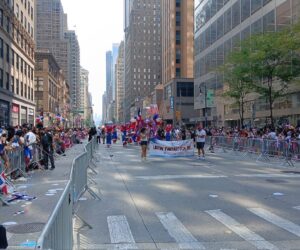 Miles de dominicanos toman la Sexta Avenida y exhiben el peso de su diáspora en Nueva York