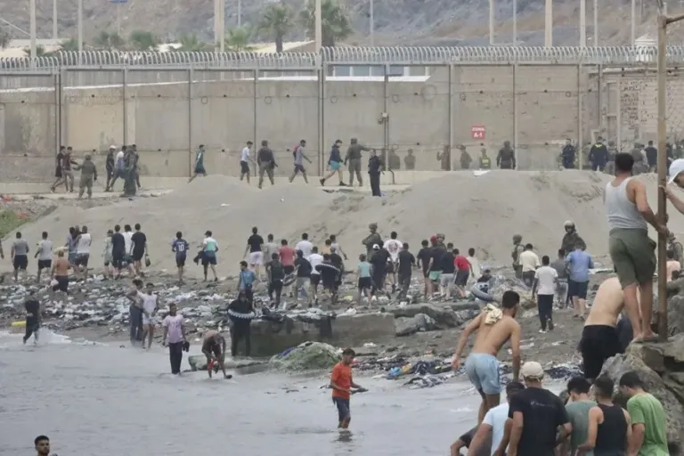 El Gobierno aclara que la cifra de personas llegadas a Ceuta se mantiene en 72.000