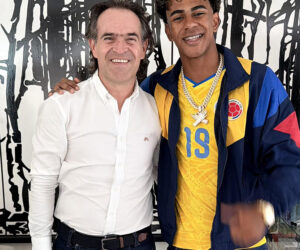 Lamine Yamal viste la camiseta amarilla de Colombia en la Feria de las Flores de Medellín